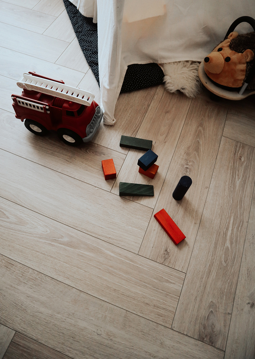 Floer Visgraat Laminaat – Mat Wit Eiken (Uitlopend) - Afbeelding 4