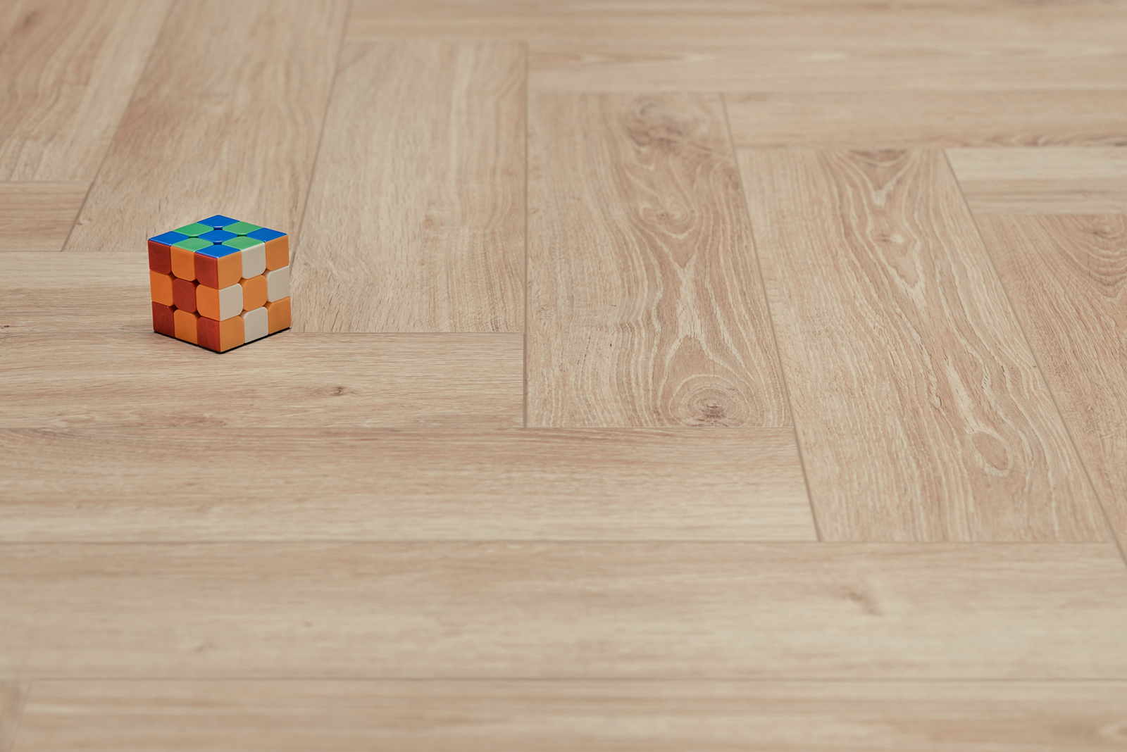 Floer Visgraat Laminaat – Mat Wit Eiken (Uitlopend) - Afbeelding 3