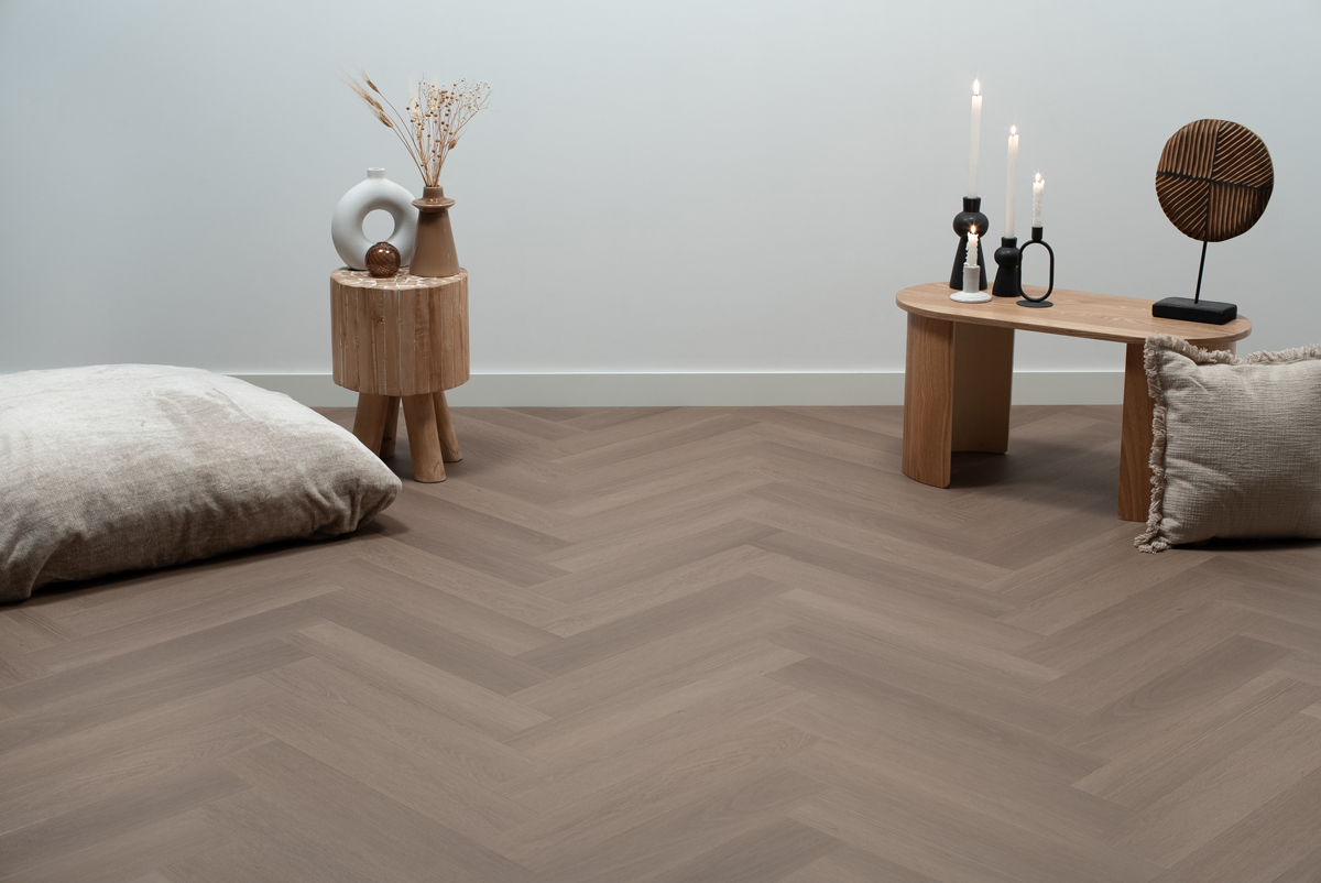 Floer Visgraat PVC – Greige Eiken - PVC Plak - Afbeelding 2