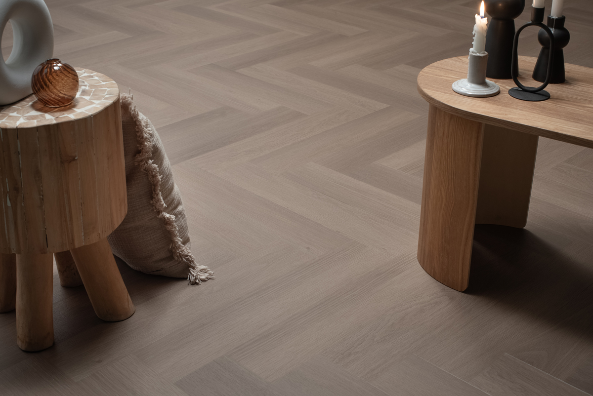 Floer Visgraat PVC – Greige Eiken - PVC Plak - Afbeelding 4